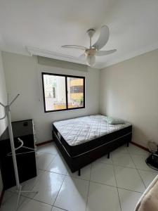 1 dormitorio con 1 cama y ventilador de techo en Apartamento 30 Mts Praia Balneário Camboriú, en Balneário Camboriú