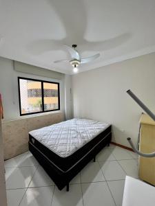 1 dormitorio con 1 cama y ventilador de techo en Apartamento 30 Mts Praia Balneário Camboriú, en Balneário Camboriú