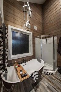 een badkamer met een bad en een douche bij Romantic getaway in the treetops in Cabot