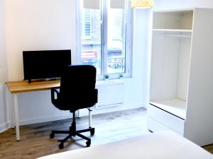TV a/nebo společenská místnost v ubytování Travel Rio Logement en Colocation