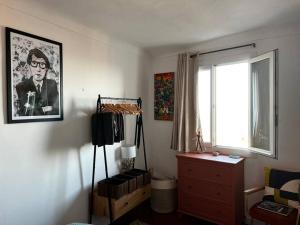 - un salon avec une commode et une fenêtre dans l'établissement Fenêtre sur Grasse, à Grasse