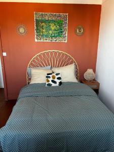 - un lit avec une couette bleue et 2 oreillers dans l'établissement Fenêtre sur Grasse, à Grasse