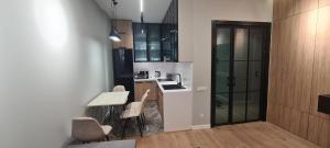 - une cuisine avec une table et des chaises dans la chambre dans l'établissement Ultra comfort apartment in NRG Oybek, à Yakkasaray