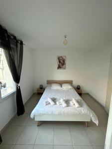 מיטה או מיטות בחדר ב-Appartement avec Terrasse et box