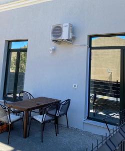 patio con mesa, sillas y ventilador en Hayat Apartments, en Izola