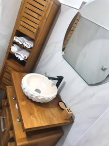 bagno con lavandino e specchio di P'ti Paradise a Le Gosier