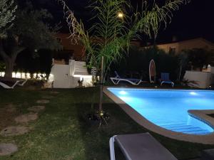 Bazén v ubytovaní Villa lujosa con spa, piscina y sala de juegos PRIVADOS alebo v jeho blízkosti