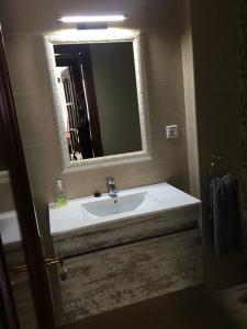 La salle de bains est pourvue d'un lavabo et d'un miroir. dans l'établissement Villa María, à El Astillero