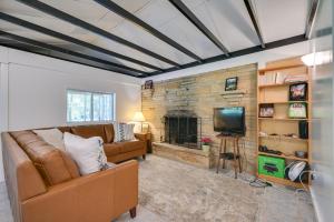 ein Wohnzimmer mit einem Sofa und einem Kamin in der Unterkunft Charming Great Cacapon Cabin with Screened-In Porch! in Morton Grove