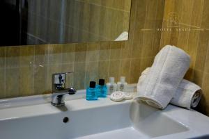 lavabo con toalla y espejo en ABADA hôtel Mostagaem, en Mostaganem