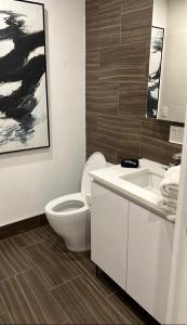 ein Bad mit einem WC und einem Waschbecken in der Unterkunft Large 3 bedroom in Flatiron in New York