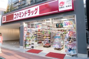 東京にあるShinjuku private homestay max 10pplのショッピングモールの店を通り過ぎる