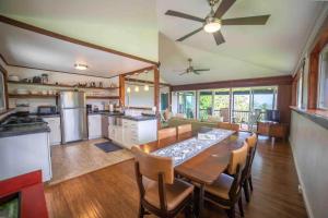 Η κουζίνα ή μικρή κουζίνα στο Hana Homestead