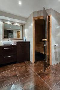 Koupelna v ubytování DICTUMFACTUM Modern Apartment Viru Gates