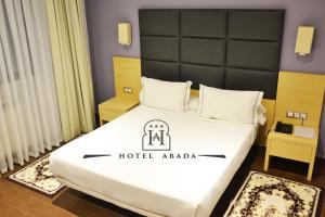 Łóżko lub łóżka w pokoju w obiekcie ABADA hôtel Mostagaem