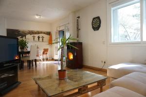 uma sala de estar com uma mesa de centro e uma televisão em Loft Puerto de Navacerrada em Cercedilla