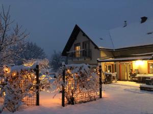 ein Haus mit Weihnachtslichtern im Schnee in der Unterkunft Casa Anna in Villach