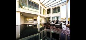 une grande maison avec une piscine en face de celle-ci dans l'établissement Villa Royal Comfort - Top Holiday Resort Heated Pool & Jucuzzi רק למשפחות, à Eilat