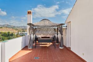 um gazebo no telhado de uma casa em VILLA by the beach. Pool, Priv Parking and Golf em Torre de Benagalbón