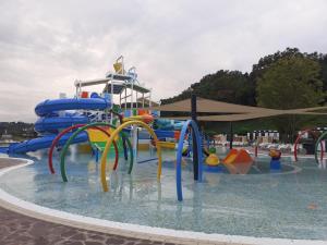 um parque aquático com um escorrega aquático na água em Kuća za odmor DIVA*** em Donja Stubica
