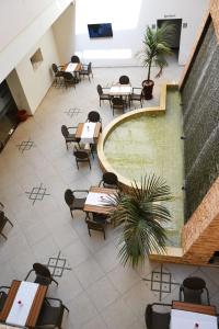 una vista sul soffitto di un ristorante con tavoli e sedie di ABADA hôtel Mostagaem a Mostaganem
