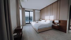 八田Hatta resort farmstay & activities Hiking and more的一间带床和大窗户的酒店房间