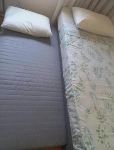 un primer plano de una cama en una habitación en Aptoaconchegantepoa, en Porto Alegre