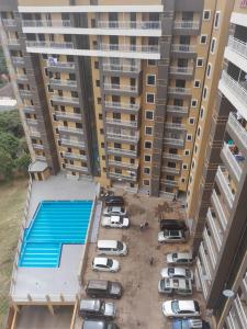 Utsikt mot bassenget på Cozy Apartment in Kololo eller i nærheten