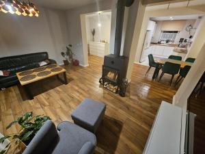 an aerial view of a living room with a fireplace at Dom na Partykowie in Budzów