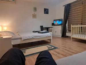 Łóżko lub łóżka w pokoju w obiekcie Apartman Zuki