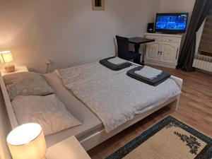 Łóżko lub łóżka w pokoju w obiekcie Apartman Zuki
