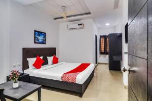 A bed or beds in a room at Super OYO Flagship Qualia Hotel Dilsukhnagar Near Dilsukhnagar Metro Station