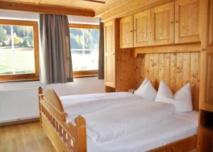 1 dormitorio con 1 cama grande en una habitación en Saffretta Ferienwohnungen, en Ischgl
