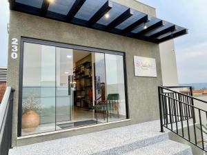 une maison avec une porte en verre sur un balcon dans l'établissement Pousada Saudadocê, à São José da Barra