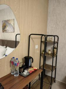 Cordoba suites Penthouse with private open air Jacuzzi في الغردقة: غرفة مع طاولة مع مرآة ورف
