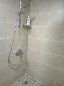eine Dusche mit Duschkopf im Bad in der Unterkunft Cordoba suites Penthouse with private open air Jacuzzi in Hurghada