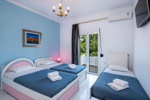 Кровать или кровати в номере Eleni Residence by the sea +57 фотографий
