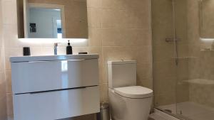 Koupelna v ubytování Beach Apartment Calafell Playa + 12 fotografií