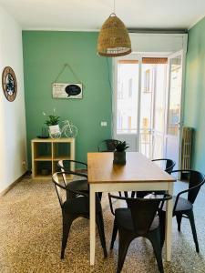 a dining room with a table and chairs at Jane's Apartment Rental in Pisa