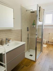 y baño con ducha y lavabo blanco. en Jane's Apartment Rental en Pisa