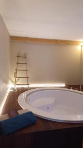 een groot wit bad in een kamer met een ladder bij DANTES in Pieve di Teco