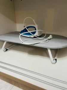 a surfboard with a cord on top of it at Kit perfeita no Park Sul in Brasilia