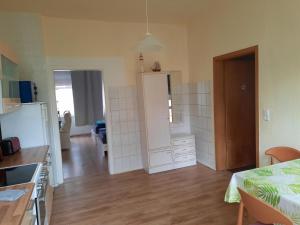 een keuken en een woonkamer met een kamer met een keuken bij Apartments Wagner in Crimmitschau