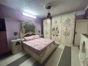 - une chambre avec un lit dans une chambre violette dans l'établissement شقة مفروشة مدينة نصر, au Caire