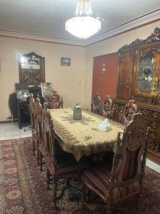 uma sala de jantar com mesa e cadeiras em شقة مفروشة مدينة نصر no Cairo