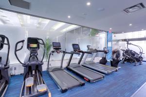 een fitnessruimte met loopbanden en crosstrainers bij Great Condo for a Comfortable Stay @Crystal City in Arlington