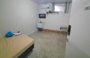 Habitación con cama y TV. en Rua Piracicaba, 69, Pousada Aqua en Campo Grande