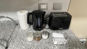 a counter top with a coffee maker and a toaster at Depto central, parking, moderno in Chillán