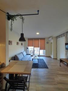 a living room with a table and a couch at Apartman Alisa in Veliko Gradište