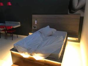 Un dormitorio con una cama con luces. en Motel Queen (Antigo Ícarus), en Lagoa Santa